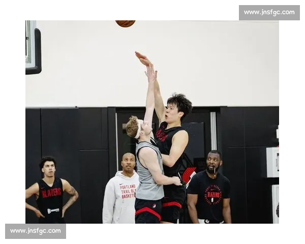 杨瀚森对决考沃德：开拓者交易赌局，胜负仍待时间宣判